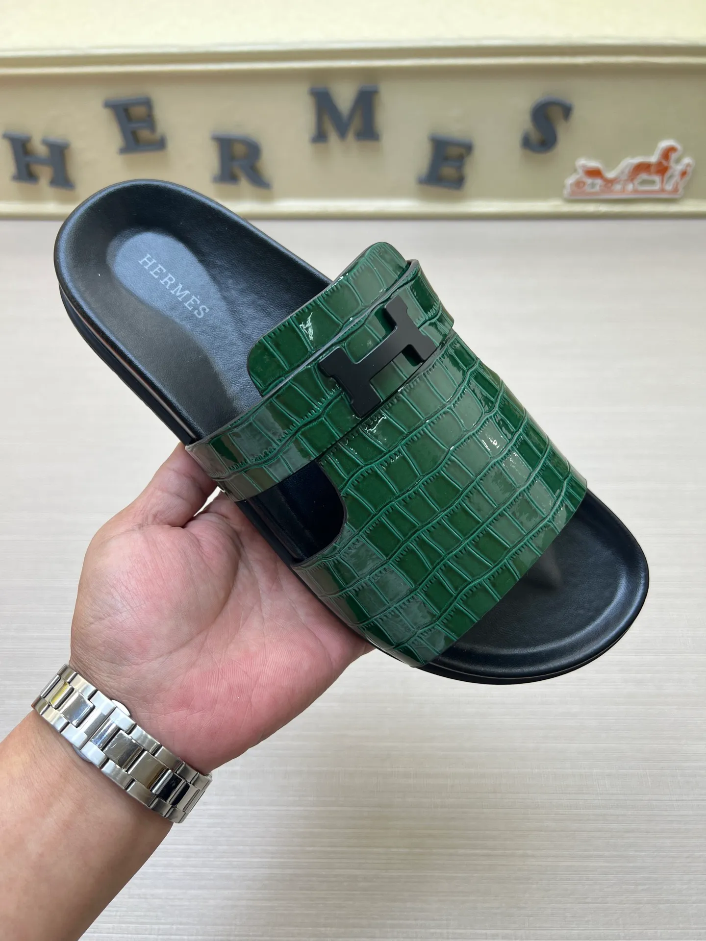 [H Family Hermès] P: 360💰 Size: 38-45 Hermes Men’s Kazimir Slippers - 2025 Summer New Hermès Same as the original version, with colored cowhide surface + rubber combined sole, handmade by master-level craftsmen! ❥High-end customization, exclusive products, the highest version in the industry.